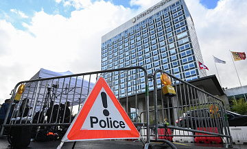 Группа с украинскими флагами устраивала провокации у шатра прессы в Женеве