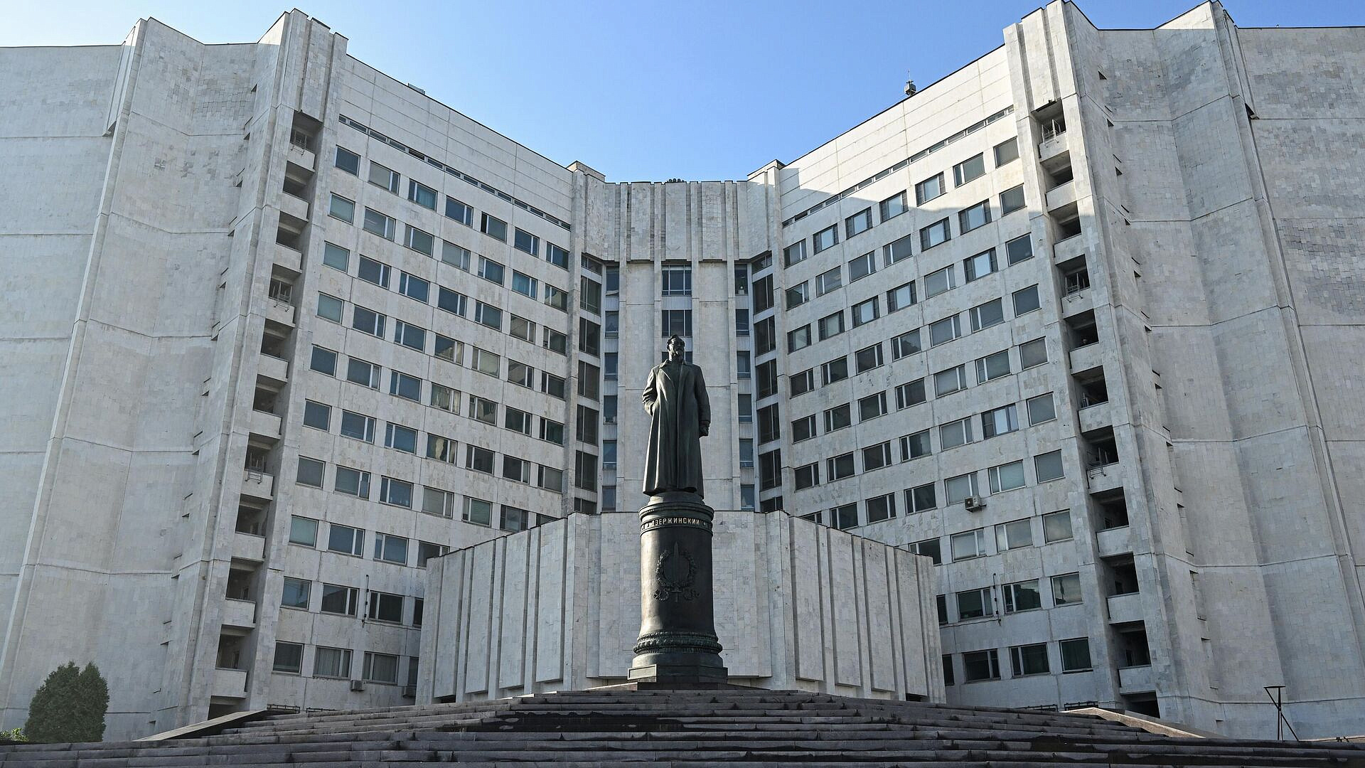 СВР рассказала о потере чувства реальности Лондоном и Парижем