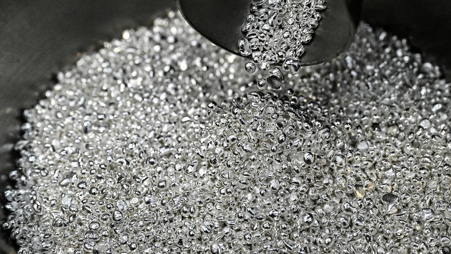 Биржевая цена серебра впервые с 30 января превысила $96 за унцию