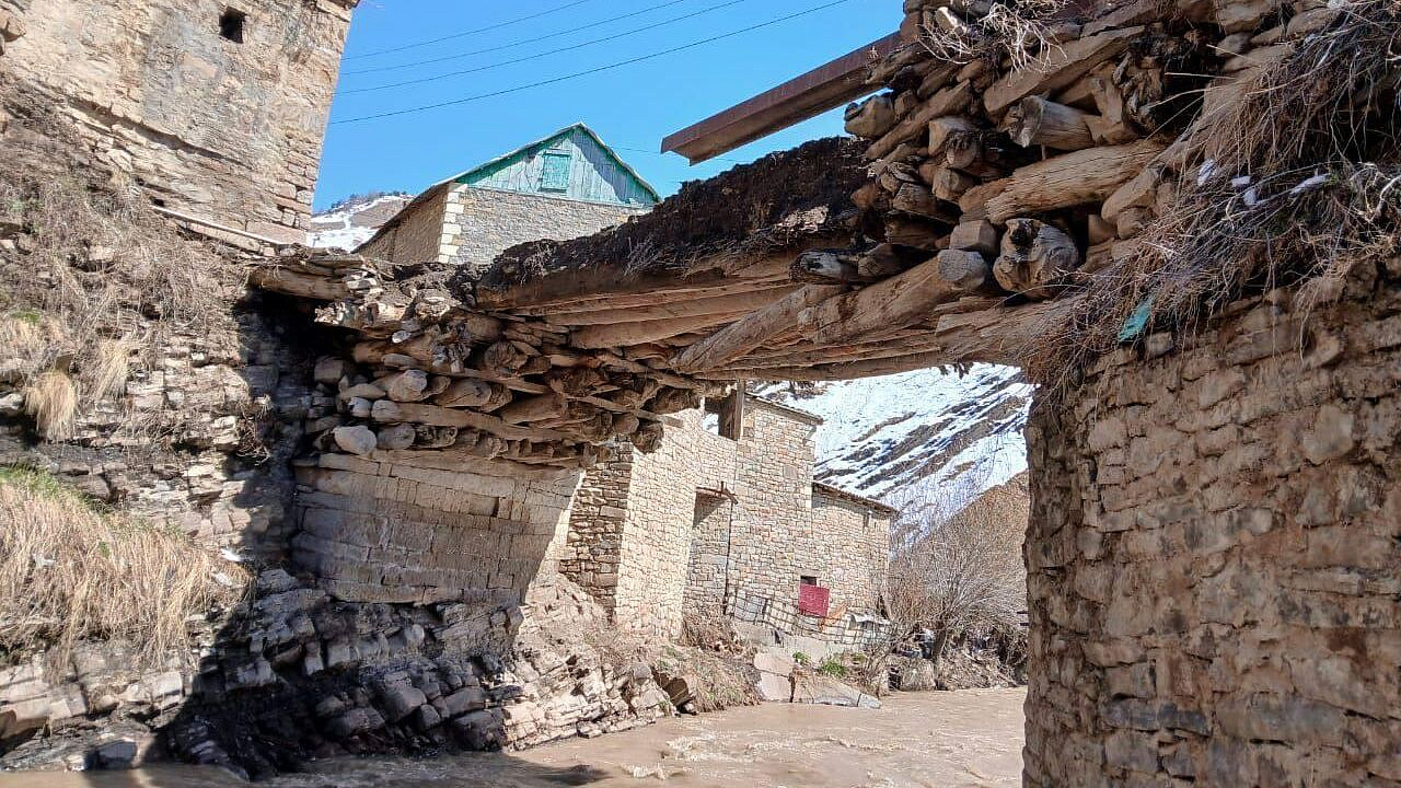 В Дагестане частично обрушился мост, построенный в XV веке