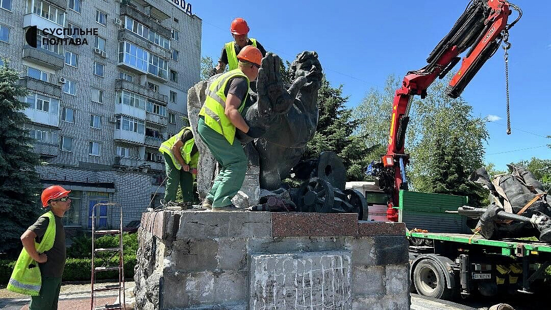 На Украине демонтировали советский памятник матросам Днепровской флотилии