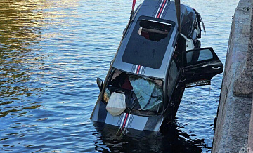 В Петербурге арестовали водителя упавшего в реку Porsche