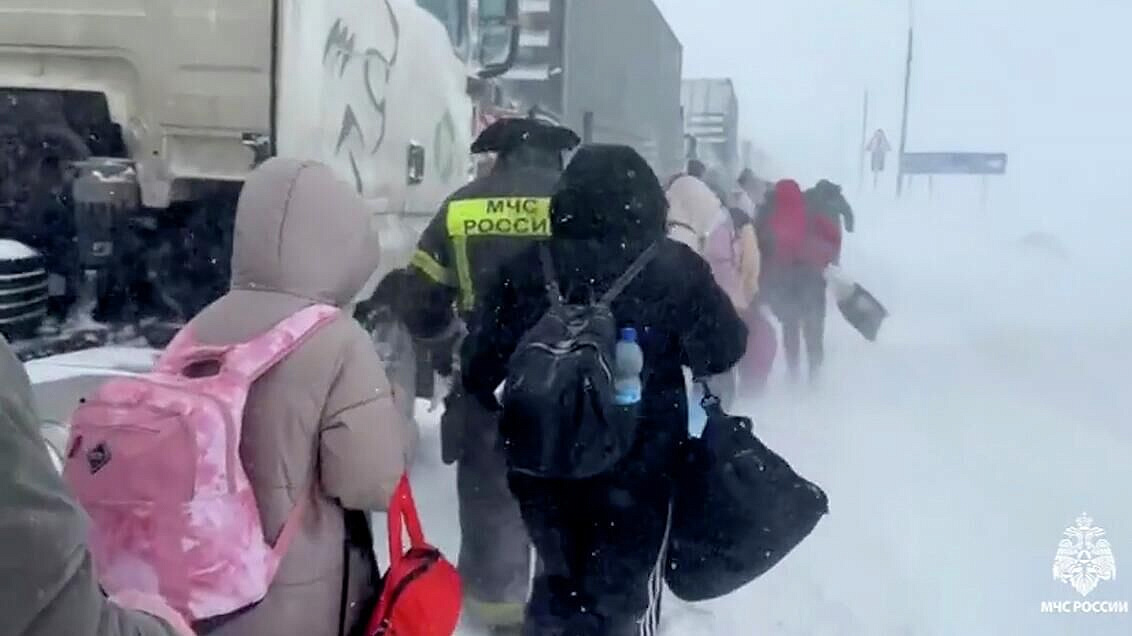 В Тульской области автобус с детьми застрял в заторе из-за ДТП на трассе