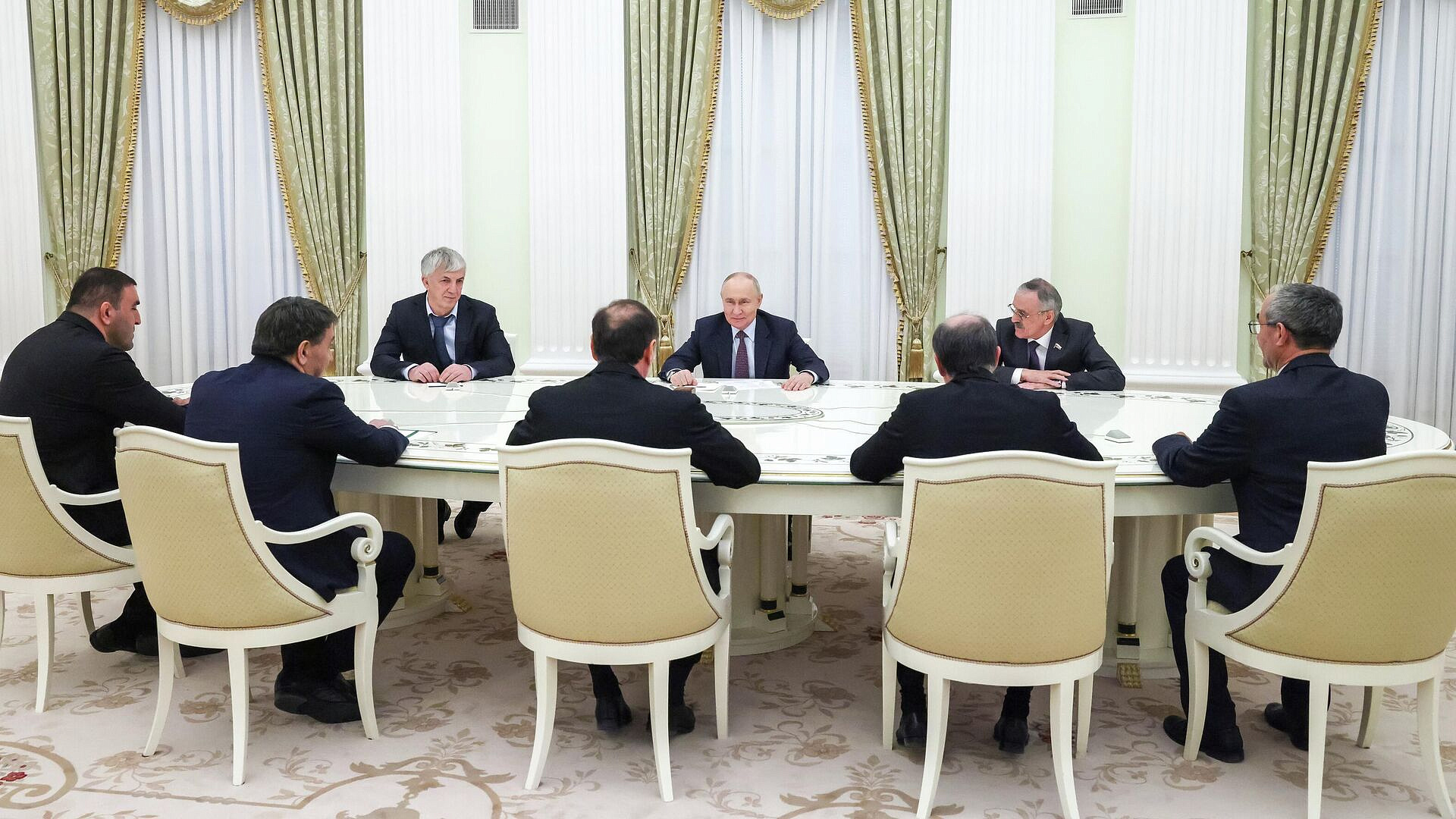 Аскендеров рассказал Путину, что вся Россия приехала помогать Дагестану
