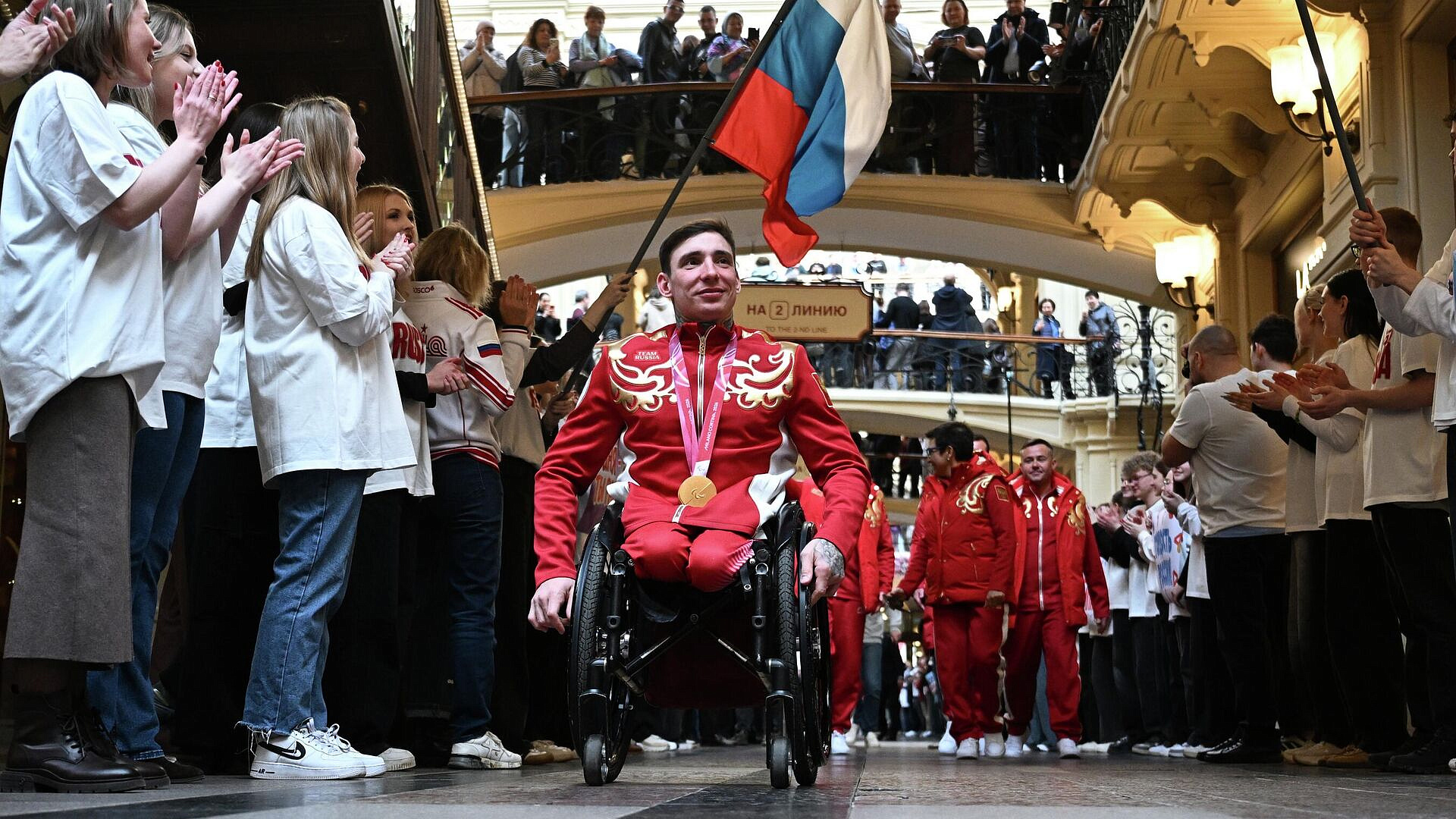 Российские паралимпийцы встретились с поклонниками на Красной площади