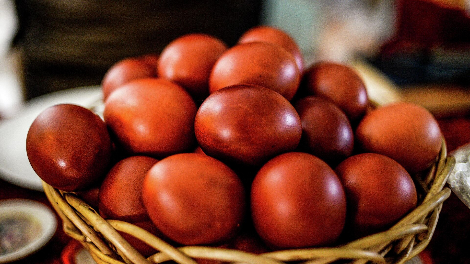 Православный повар рассказал, как лучше красить яйца на Пасху