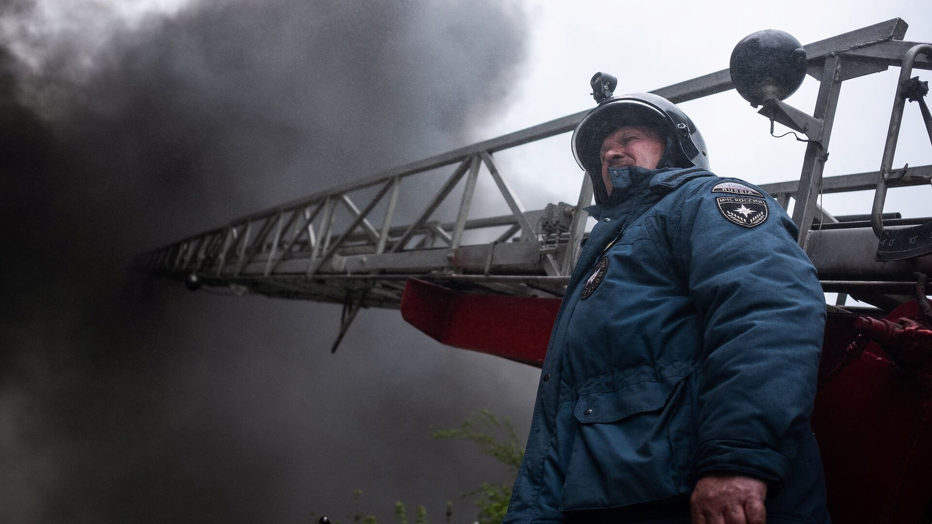 При пожаре на спиртзаводе в Орске пострадала женщина