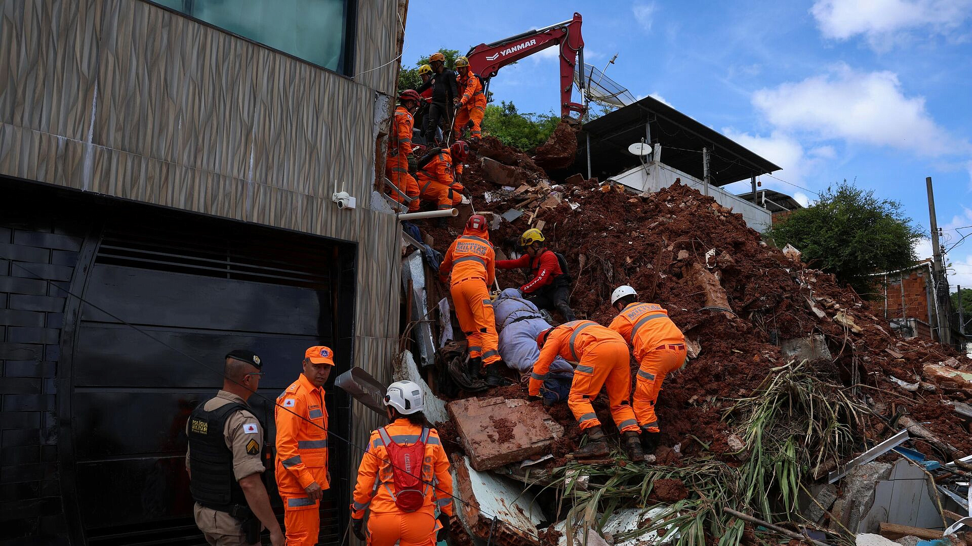 На бразильский город Уба обрушились сильные дожди, пишут СМИ