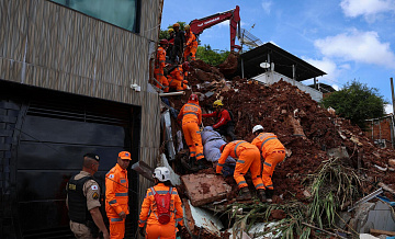 На бразильский город Уба обрушились сильные дожди, пишут СМИ