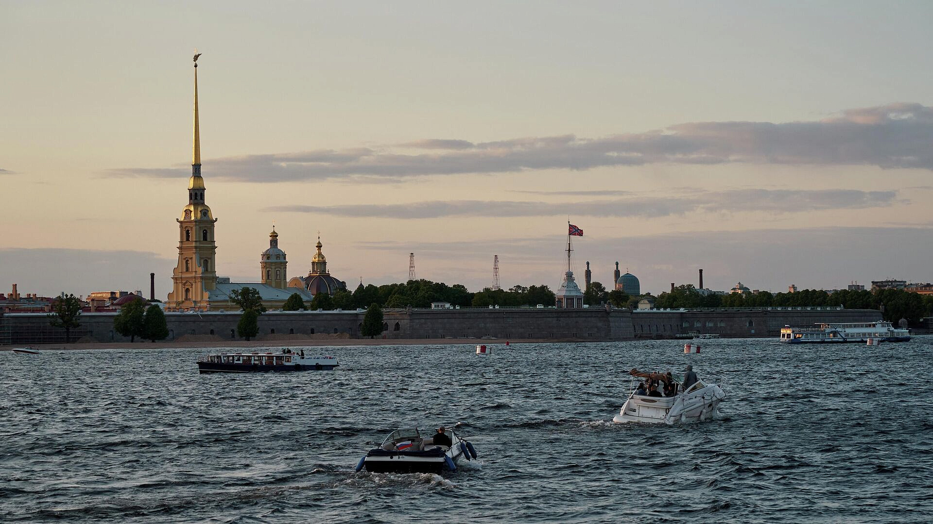 В Петропавловскую крепость в День России пришли сотни людей