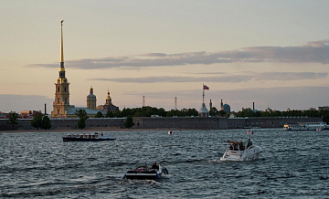 В Петропавловскую крепость в День России пришли сотни людей