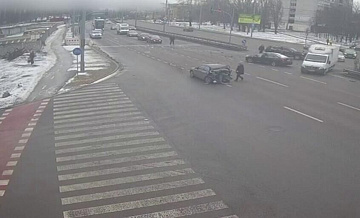 В Киеве военный на внедорожнике врезался в машину с семьей