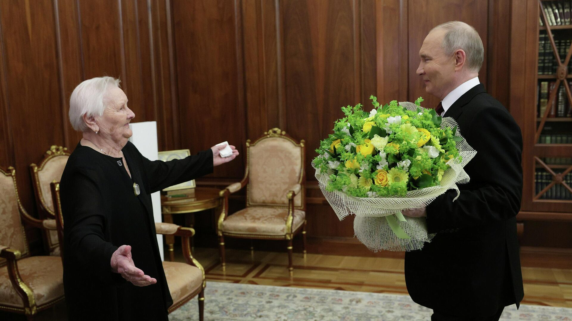Песков рассказал о встречах Путина с его учительницей Гуревич