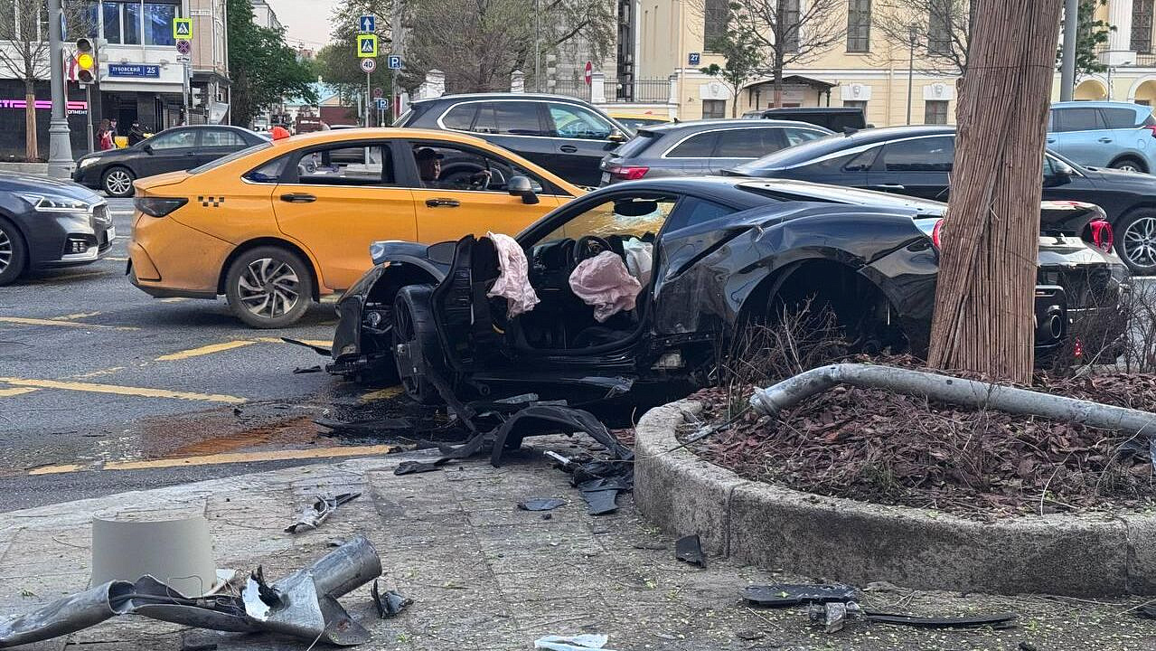 В центре Москвы разбился Ferrari, в котором находился рэпер Navai