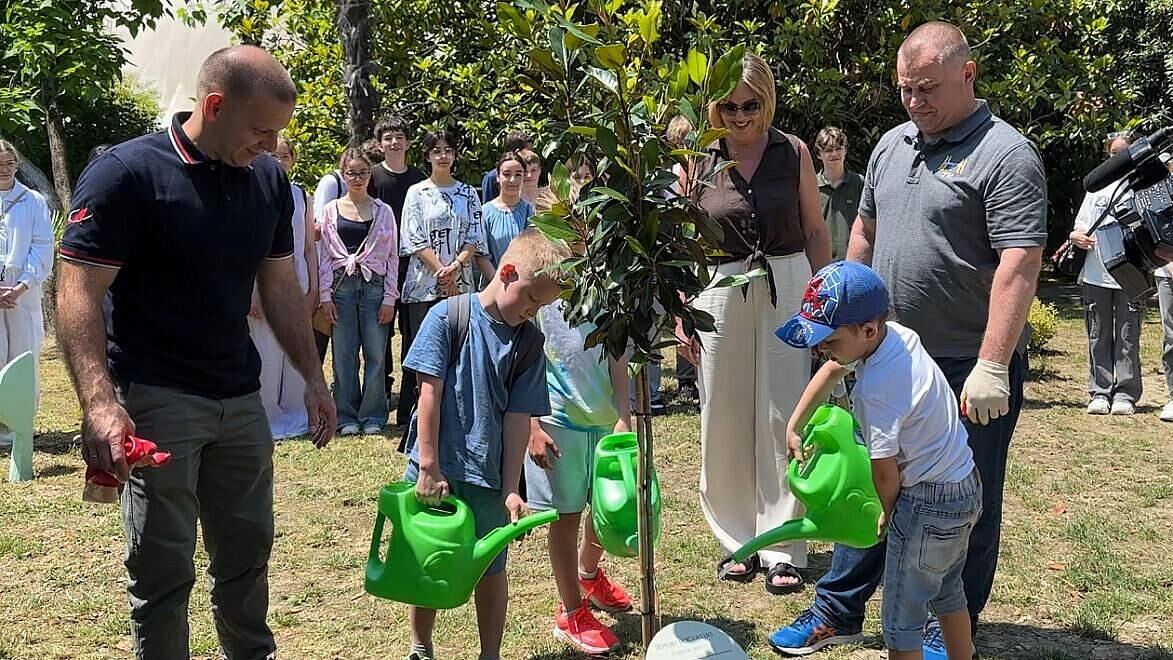 Космонавты высадили магнолию в парке "Ривьера" в Сочи