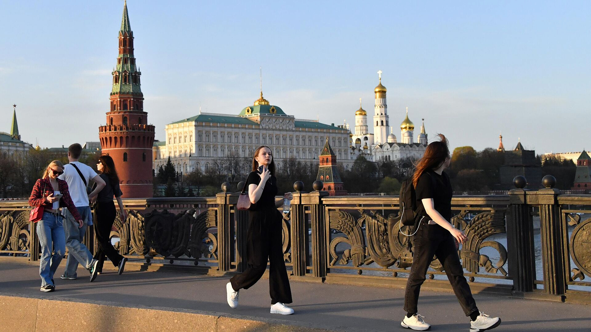 Более половины россиян считают свою страну великой