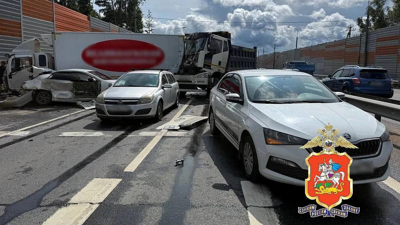 В Подмосковье грузовик столкнулся с пятью машинами