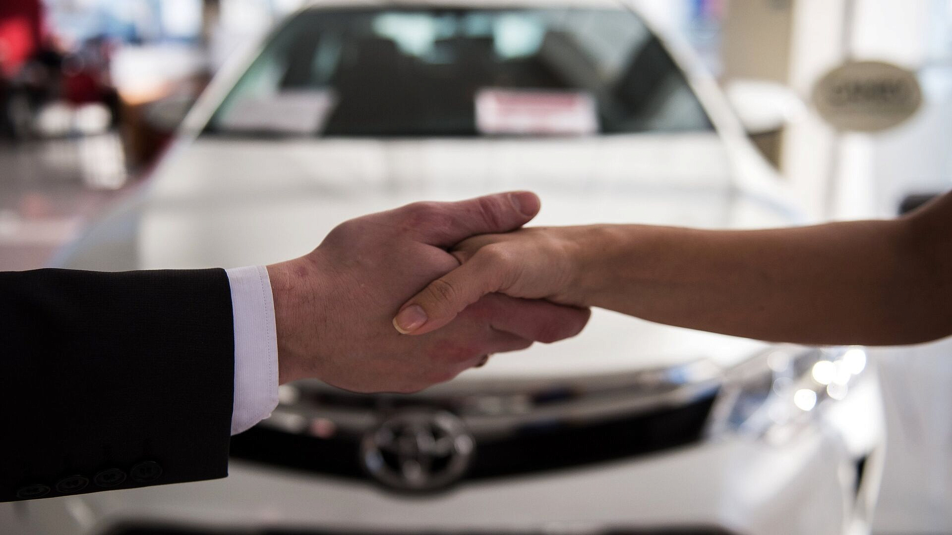 Эксперт раскрыл, сколько дилеры зарабатывают на продажах авто