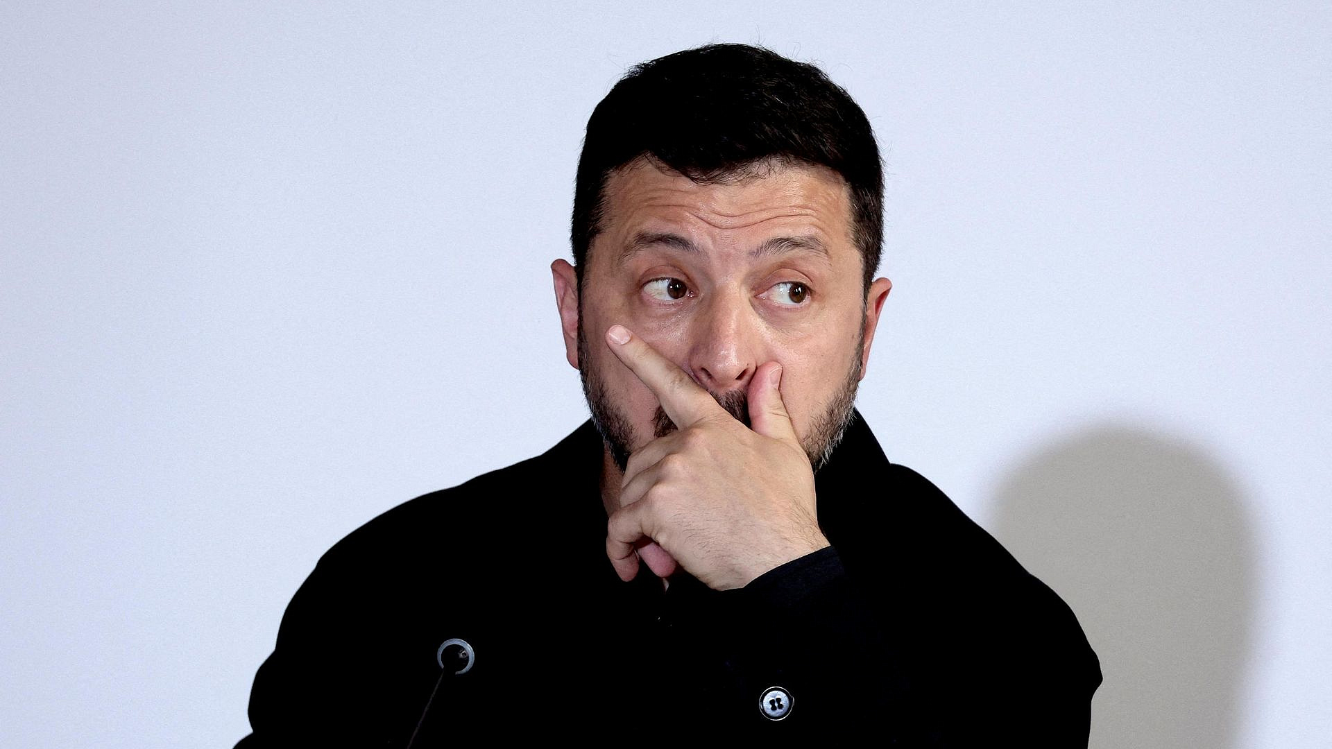 СМИ: Зеленский оказался в опасной ситуации из-за происходящего на Украине