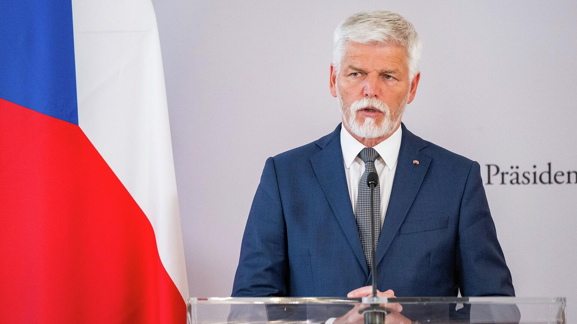 Президент Чехии допустил участие страны в размещении миротворцев на Украине