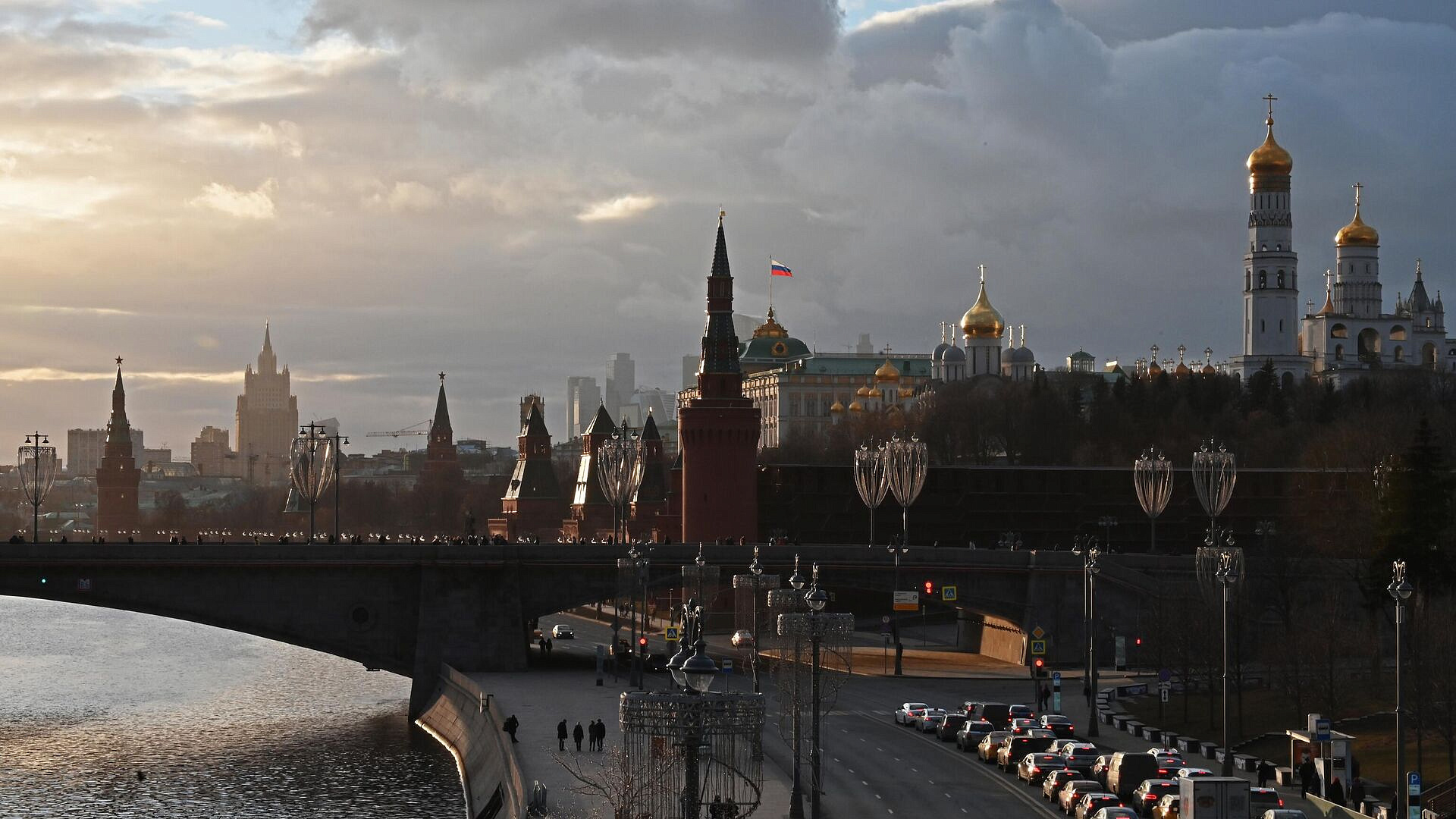 Национальные интересы России превыше цен на нефть, заявил Кремль