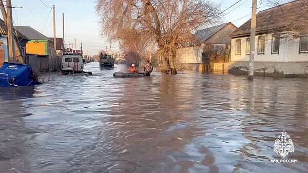 МЧС использует лодки для эвакуации жителей Орска
