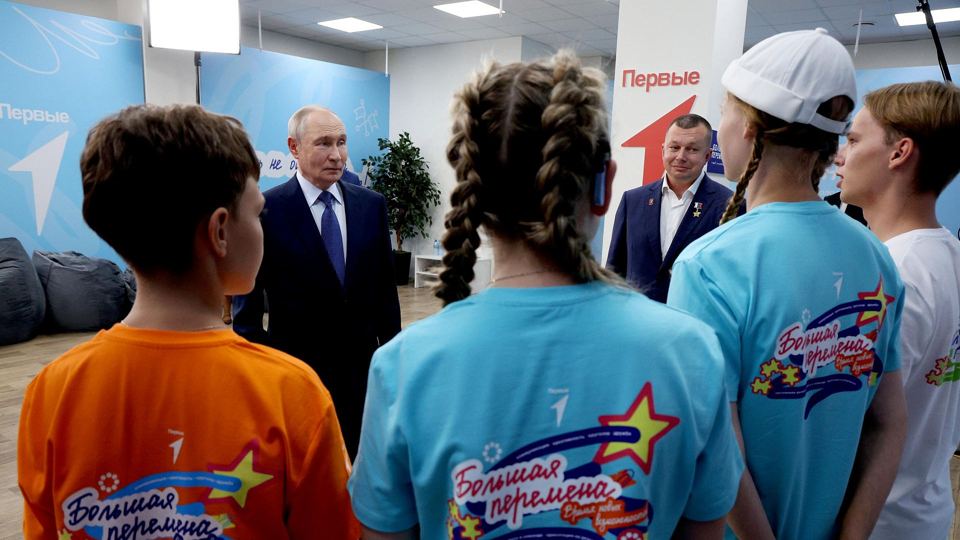 Школьник рассказал, как обменялся футбольными пасами с Путиным