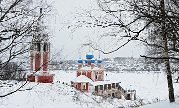 Монах рассказал, почему накануне Сретения в монастыре служат на улице