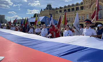 В Нижнем Новгороде развернули флаг России длиной в 100 метров