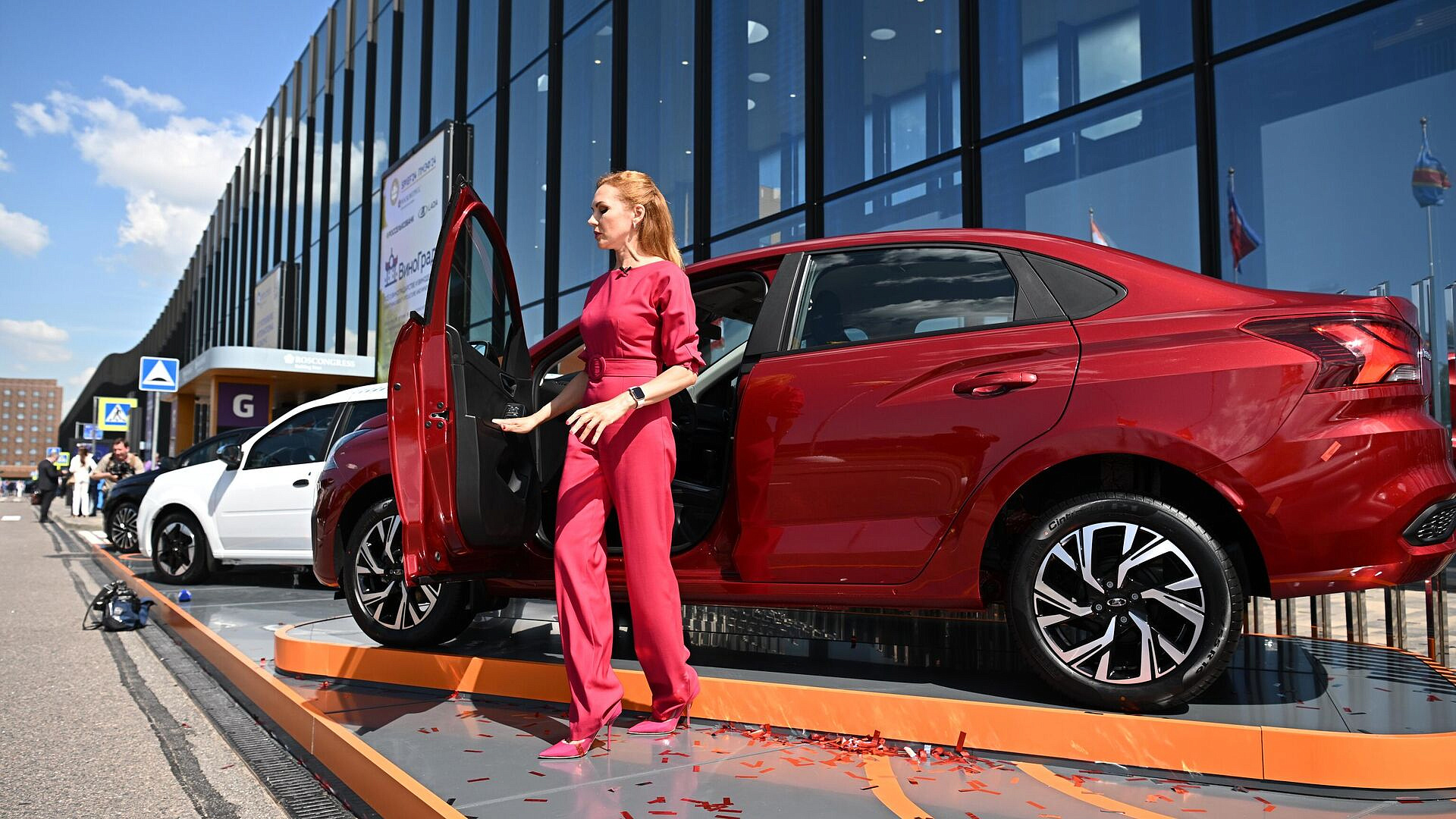 "АвтоВАЗ" улучшил прогноз по продажам автомобилей Lada в 2024 году