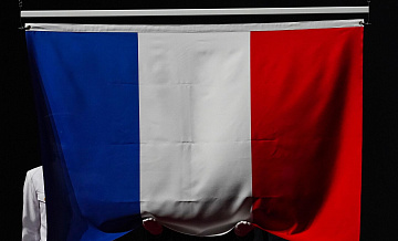 Правительству Франции выдвинули второй за день вотум недоверия 