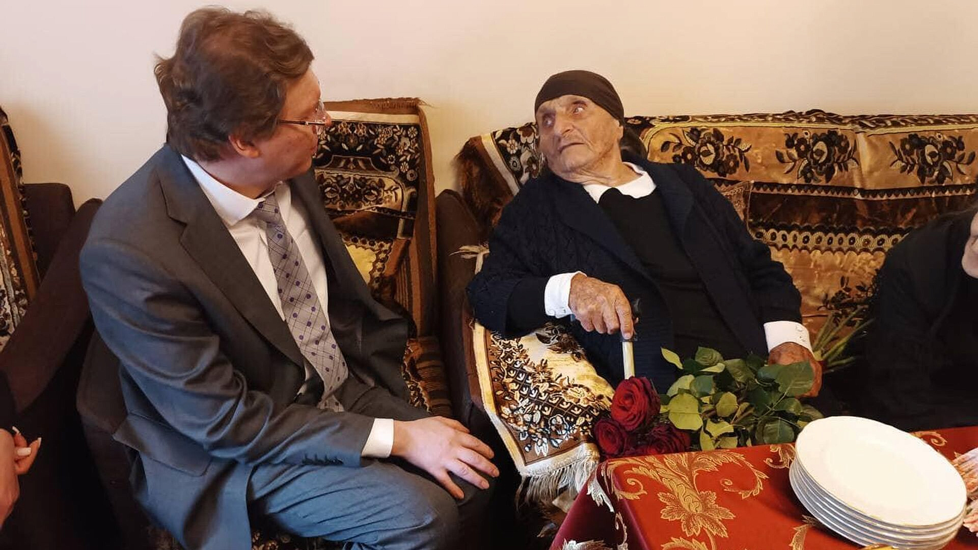 В Армении российские дипломаты навестили ветерана ВОВ Аршалуйс Тадевосян