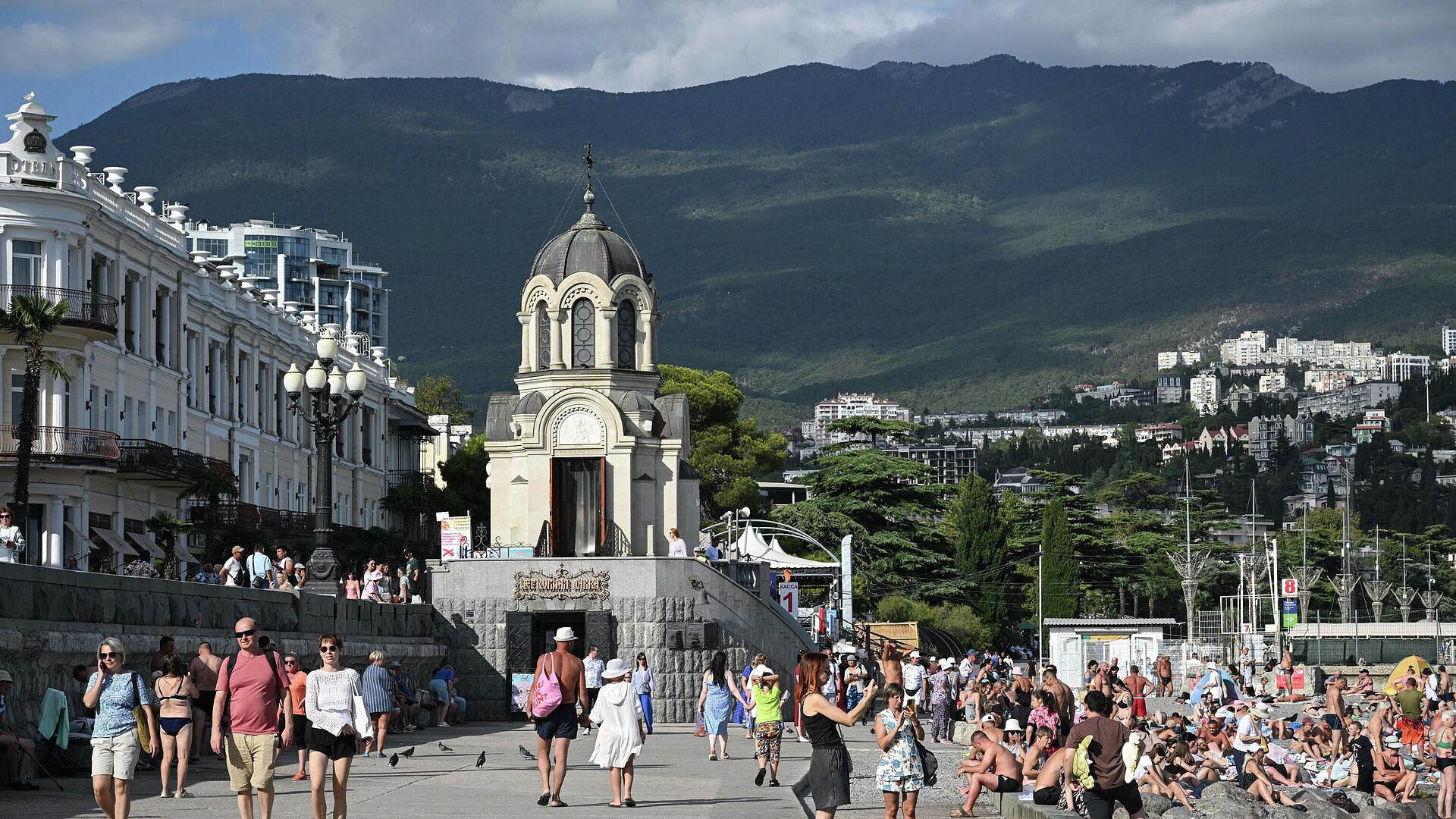 Более 350 тысяч туристов сейчас находятся в Крыму