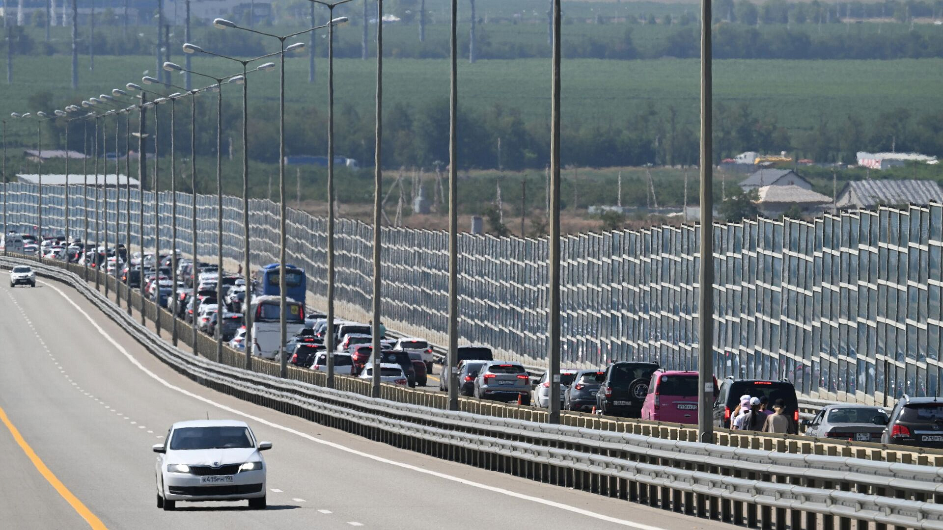 У Крымского моста скопилась очередь из 1,1 тысячи автомобилей 