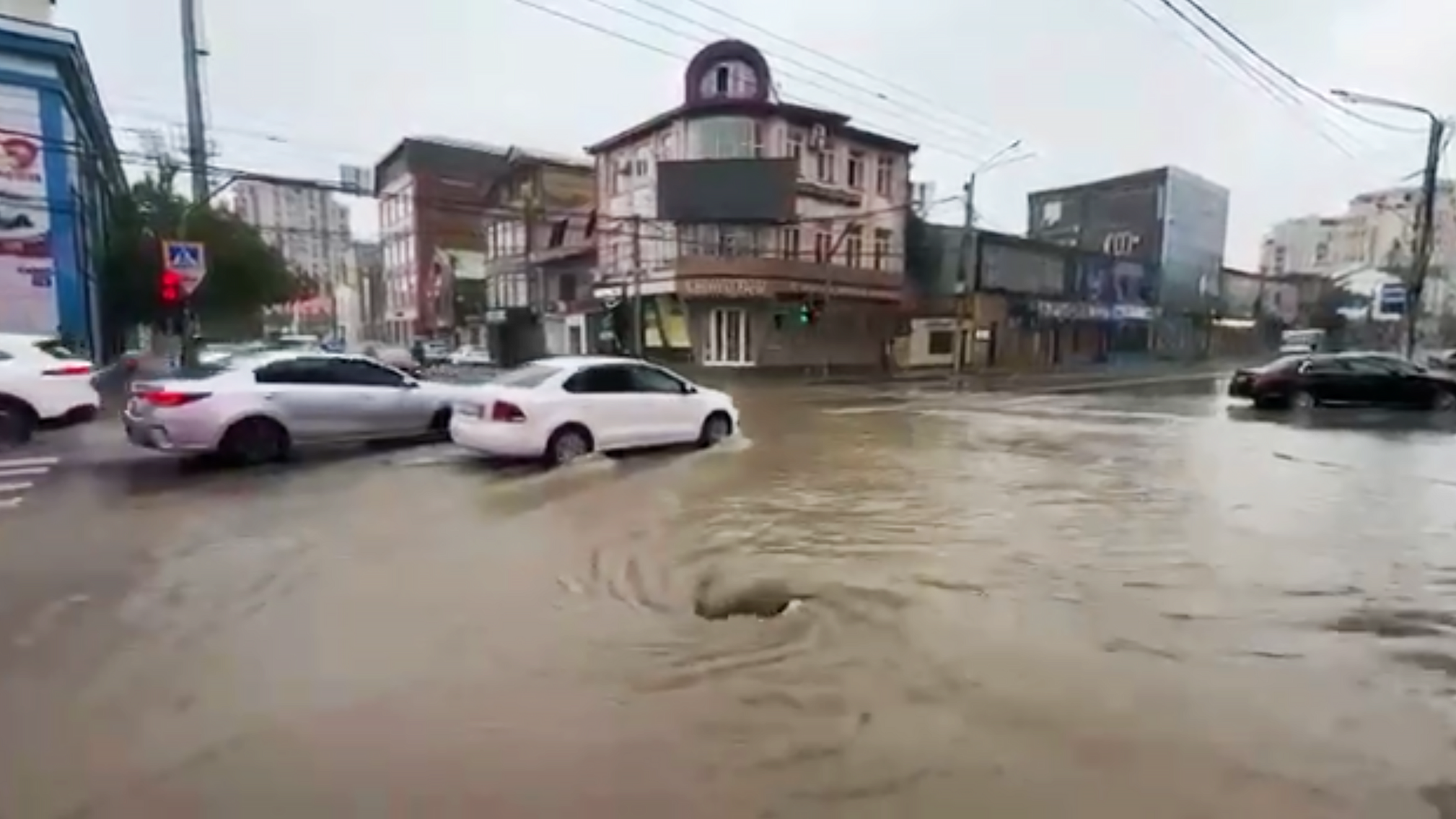 В Махачкале частично затопило дороги