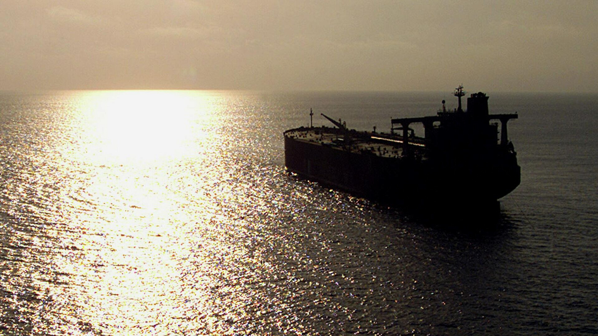 UKMTO заявило об инциденте с танкером у берегов Омана