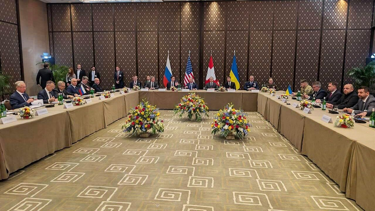 Делегации России и Украины на переговорах сидят друг напротив друга