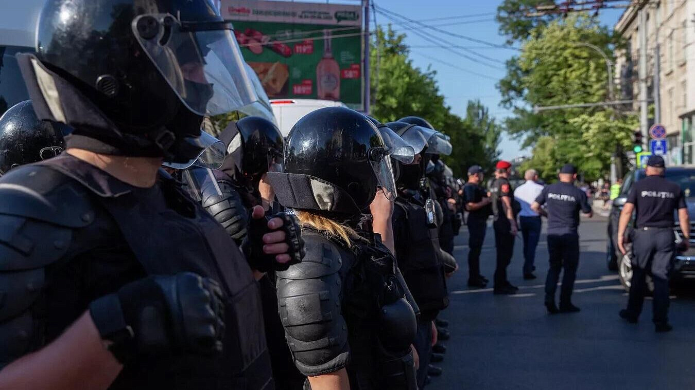 Полиция Кишинева жестоко разогнала протест оппозиции, заявил активист
