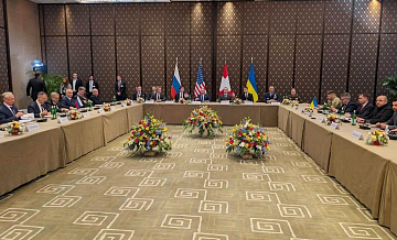 Делегации России и Украины на переговорах сидят друг напротив друга