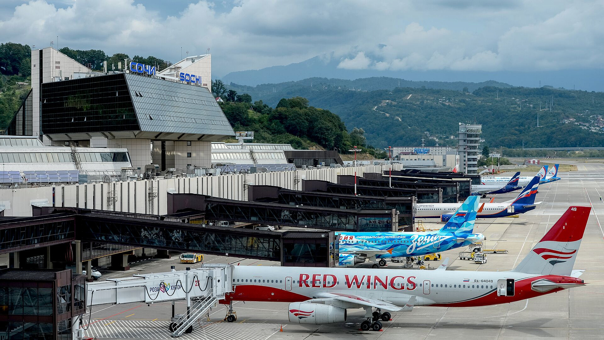 Аэропорт Сочи работает в усиленном режиме после снятия ограничений