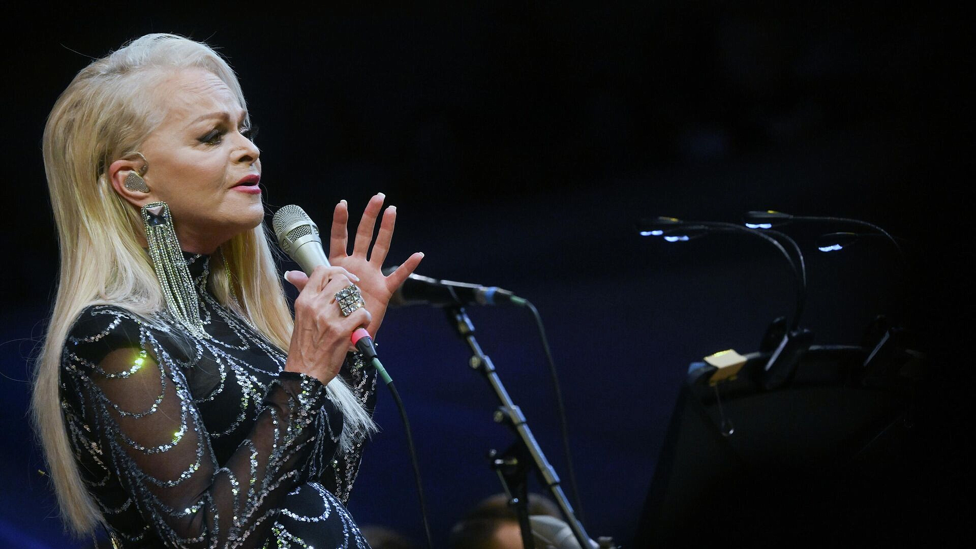 Лариса Долина подала иск к мошенникам на 176 миллионов рублей