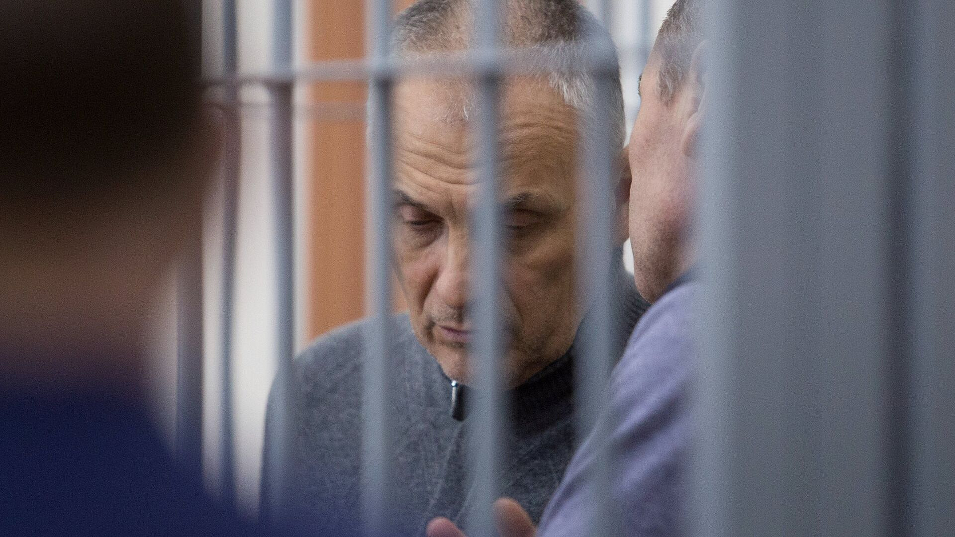 Экс-глава Сахалина в колонии изготавливал мусорные контейнеры