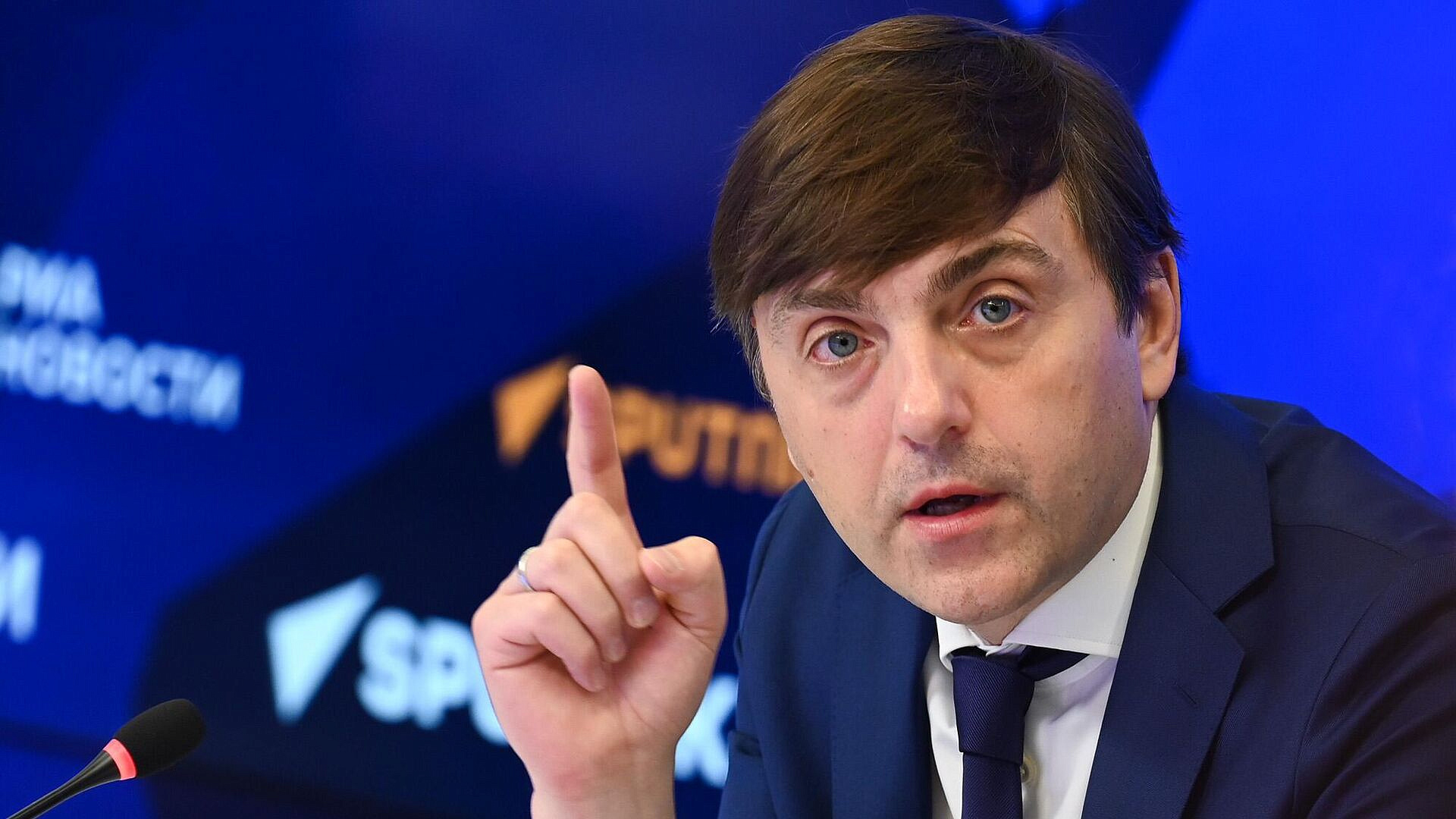 Детские лагеря в России устойчивы ко всем внешним вызовам, заявил Кравцов