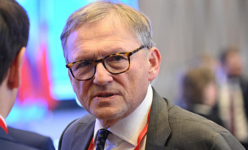 Доллар должен быть преимущественно платежным средством, заявил Титов