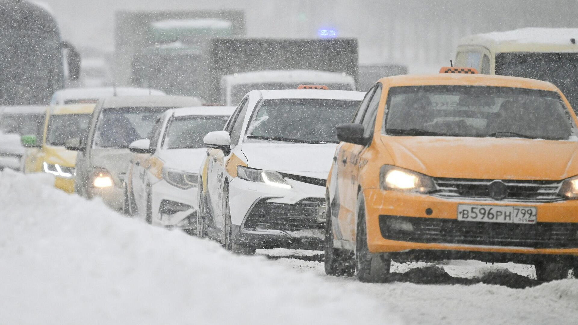 Дежурство тягачей для помощи водителям организовано на дорогах Москвы