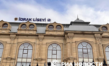 Учительница, в которую стрелял ученик лицея в Баку, ранена в шею, пишут СМИ