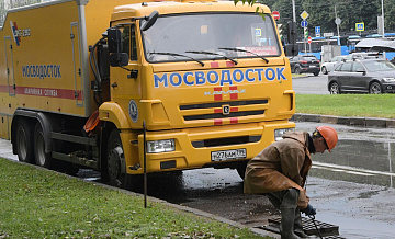"Мосводосток" работает на улицах Москвы из-за непогоды