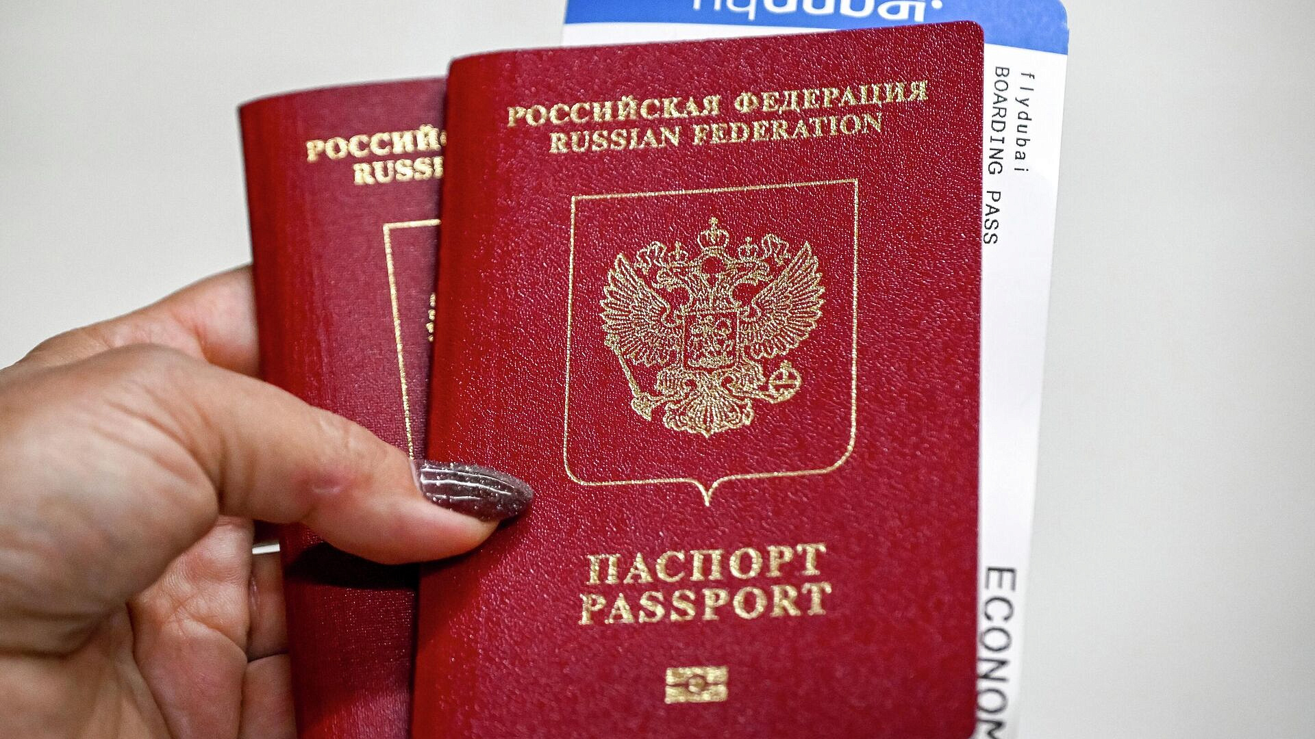 Юрист рассказала, можно ли выехать и вернуться по разным загранпаспортам