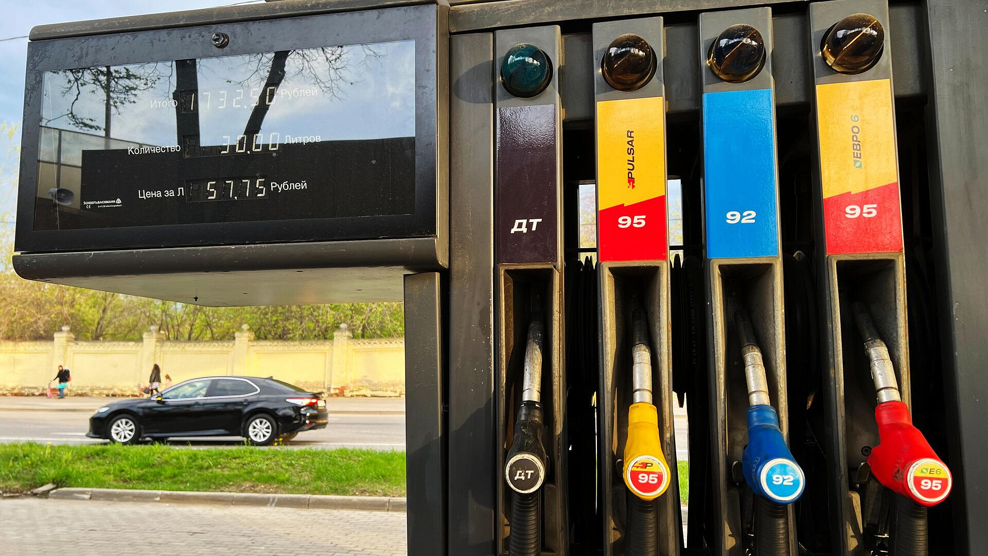 Россия вошла в число мировых лидеров по дешевизне бензина