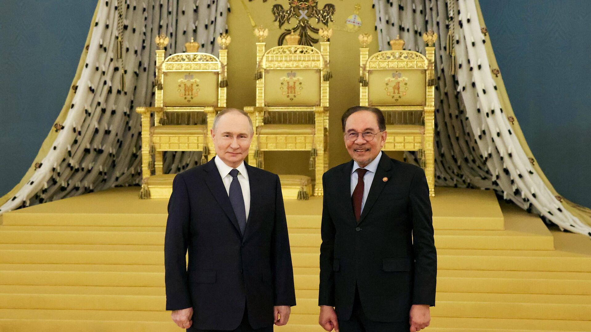Премьер Малайзии вспомнил разговор с Путиным о трех тронах